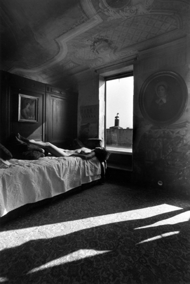 Lucien CLERGUE Deux nus dans la Chambre du Palais, Venise, 1979, (réf.79067-34), tirage argentique