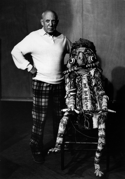 Lucien CLERGUE Picasso et la statue de Malekvlo du Sud, Vanatu, Offerte par Matisse, 1965, (réf.7/15), tirage argentique 